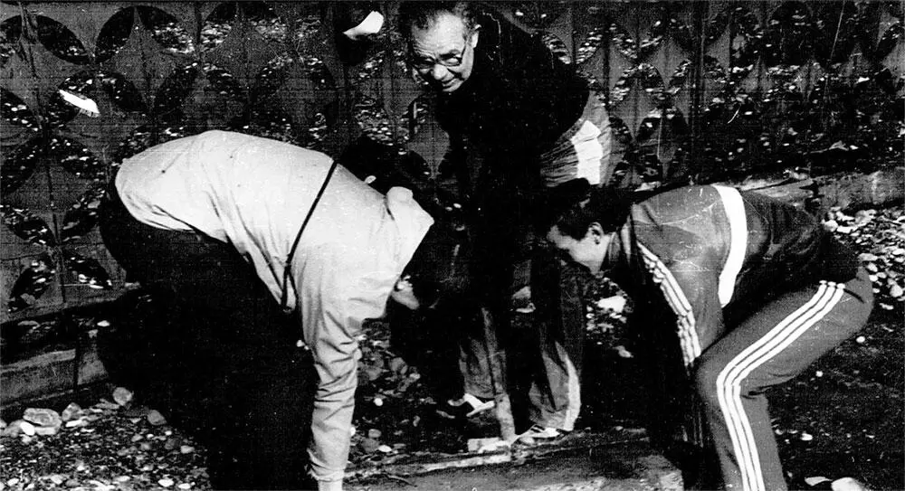 ИСКраснов с учениками на сборах в Эшерах заливает круг для метаний 1978 И - фото 22