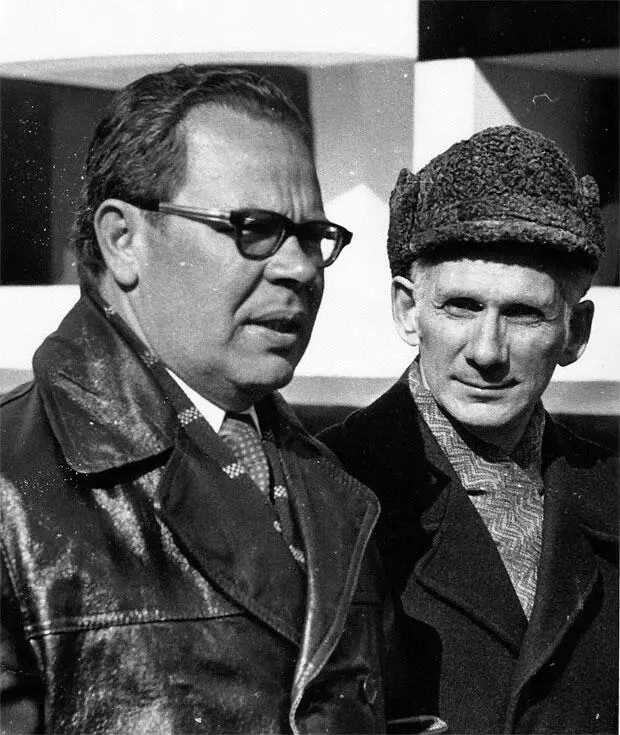 ИСКраснов с коллегой на Первомайской демонстрации в Ленинграде 1978 - фото 26