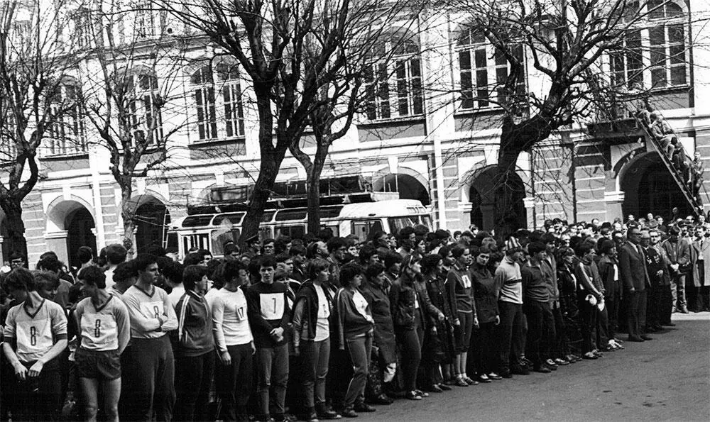 ИСКраснов на открытии эстафеты памяти Васильковского в ЛГУ 1980 Студенты - фото 29