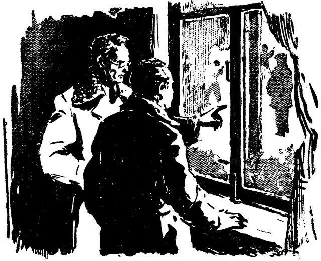 Вон видите паренек стоит сказал он Около крыльца Тот что покрепче - фото 41