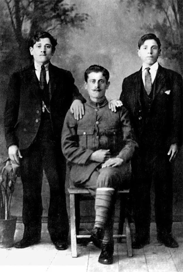 Юный Франциск слева со своими братьями Леонардом справа и Еммануилом в - фото 3