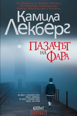 Камила Лекберг Пазачът на фара обложка книги