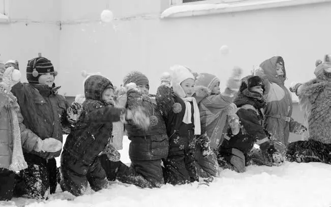 8 Совместный сбор и перенос снега на ткани или других предметах Снежный - фото 30