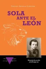 Simone Arnold-Liebster - Sola ante el León