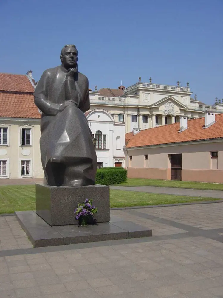 Maironis Denkmal In einer Seitengasse des Rathausplatzes zur Memel Hin liegt - фото 31
