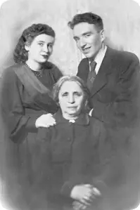 Валя и Ульян Ленберги с бабушкой Эней 1950е гг Вторая дочь Эни и Хейвеля - фото 15