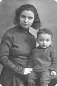 Клара Хейвельевна Беззубова Клейман с сыном Виллей 1933 Самой младшей дочкой - фото 17
