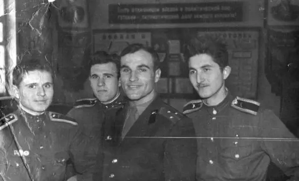 С любимым командиром взвода старшим лейтенантом Полищук Виктором Дмитриевичем - фото 10