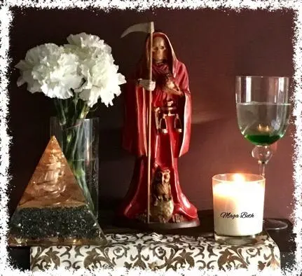 La devoción y culto por la Santa Muerte es muy antigua y en la actualidad se - фото 1