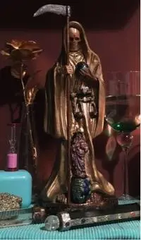 Ingredientes un mantel blanco una imagen de la Santísima Muerte color Hueso un - фото 36