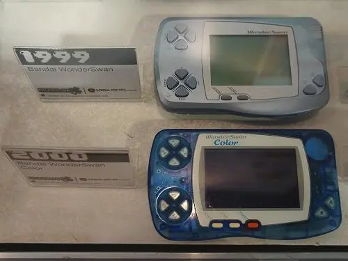 Оригинальная версия WonderSwan и ревизия с цветным экраном WonderSwan Color - фото 40