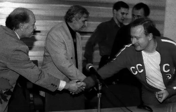 Рукопожатие с Рубиксом на предвыборном собрании в сентябре 2002 года Второй - фото 2