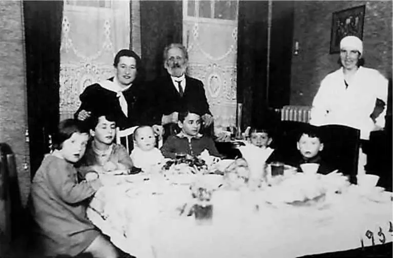 Ирена первая слева В центре стоит ее дедушка Хиель Штромас Каунас 1933 День - фото 7