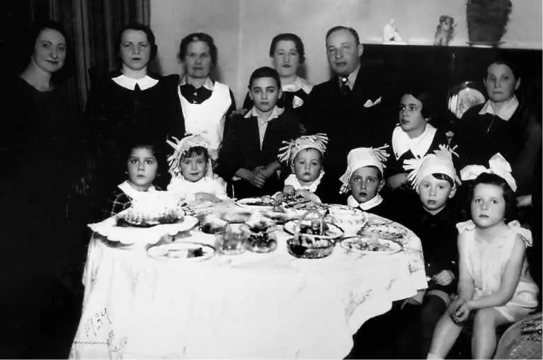 День рождения двоюродного брата Ирены Лёвы Штромаса Каунас 1934 Ирена сидит - фото 8