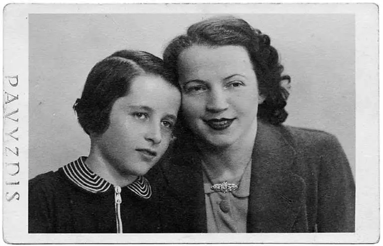 Ирена с мамой Каунас 1938 Фотостудия Зинаиды Блюменталь Каунас 1938 2 - фото 9