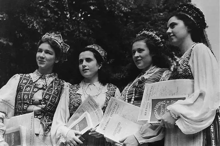 Школьные подруги медалистки Слева направо Сигита Палецките Ирена Вейсайте - фото 22