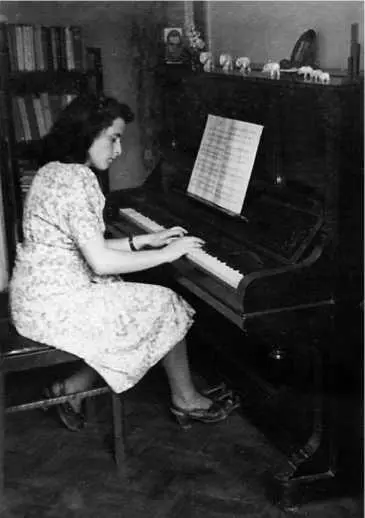 Около 1947 Ирена и Гене студентки Вильнюсского университета 1947 Литовские - фото 24