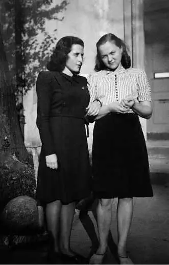 Ирена и Гене студентки Вильнюсского университета 1947 Литовские студенты - фото 25