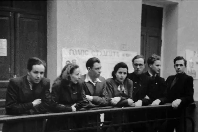 Литовские студенты МГУ Ирена Вейсайте в центре 1951 Литовские студенты МГУ - фото 26