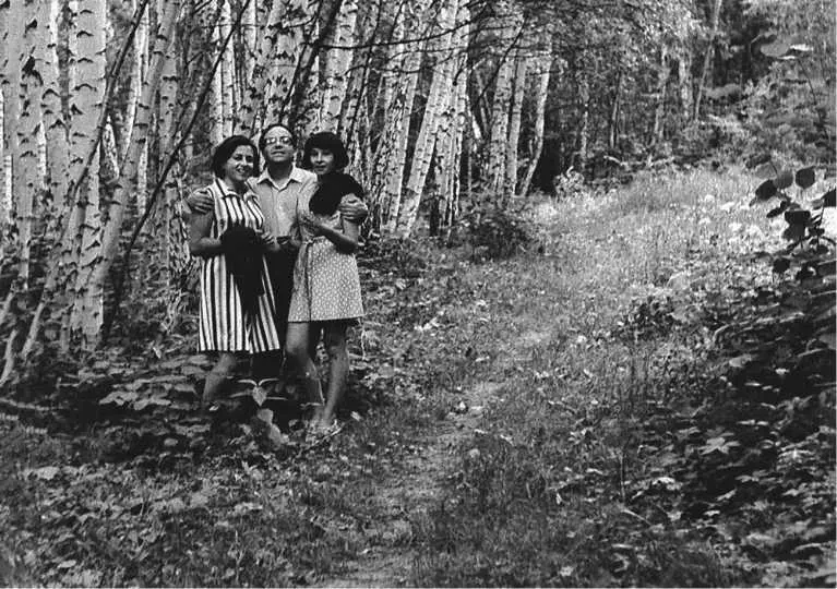 С дочерью Алиной и Александрасом Штромасом в Тарусе 2я половина 1960х - фото 35