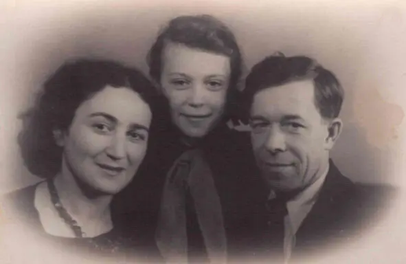 ГАКремчуков с женой Еленой Борисовной и дочерью Натой в Болгарии 1946 год - фото 3