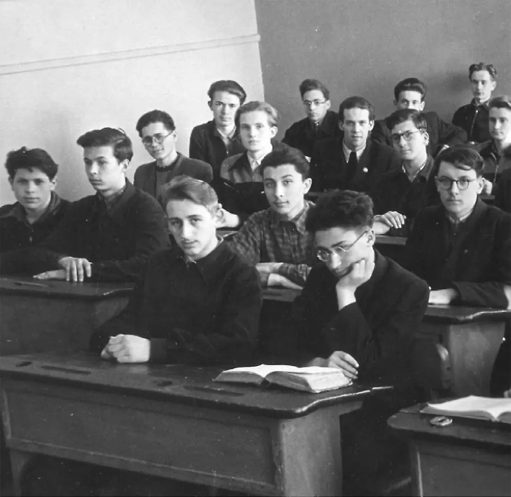135я школа 96 фрагмент А Якобсон крайний слева Фото из архива В - фото 3