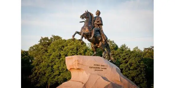 Над камнем как волной взнесённый зло попирая свысока встаёт пространством - фото 17