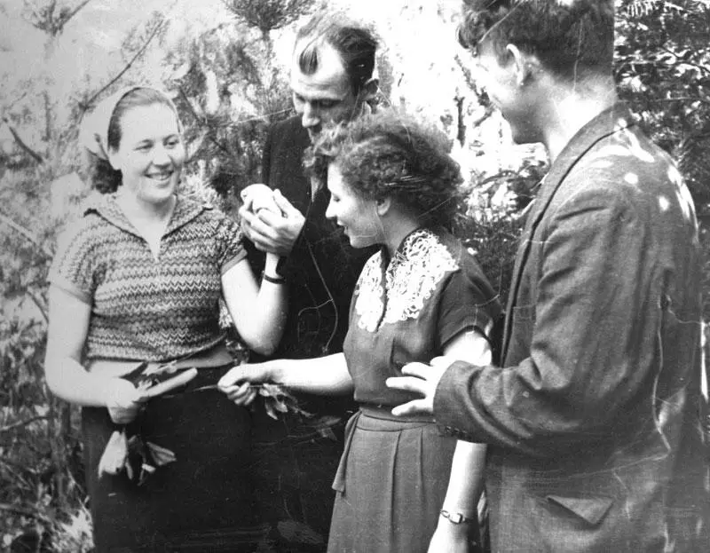 На снимке я ИРАИДА и ДИНА БАСТРЫГИНА с инженерами ТЭЦ22 Снимок 1957 года - фото 39