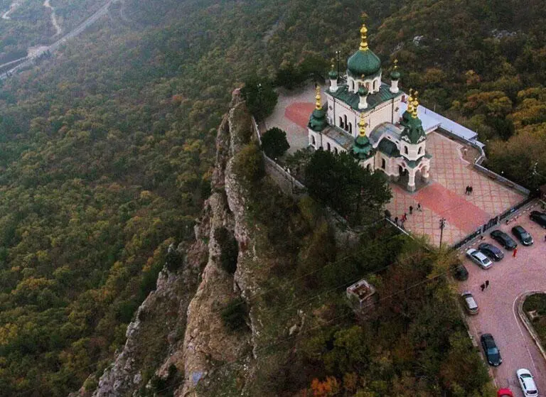 Форосский храм Далее она проходит через Байдарские ворота и спускается в село - фото 106