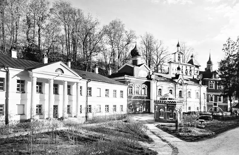 И в послевоенные годы старец Симеон продолжал жить в своей полуподземной келье - фото 13