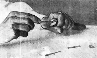 Рис 14 12 Вынуть удерживающую пружину с правым и левым стерженьками из - фото 14