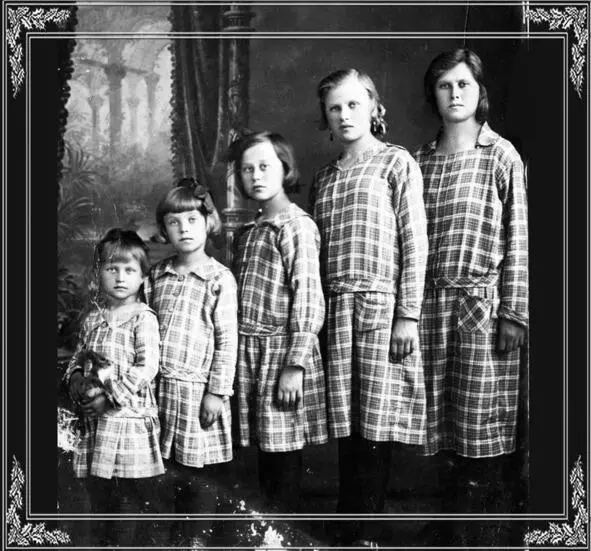 Ольга Анна Наталия Лидия Марта Неймц 1928 г Родились еще три дочери - фото 3