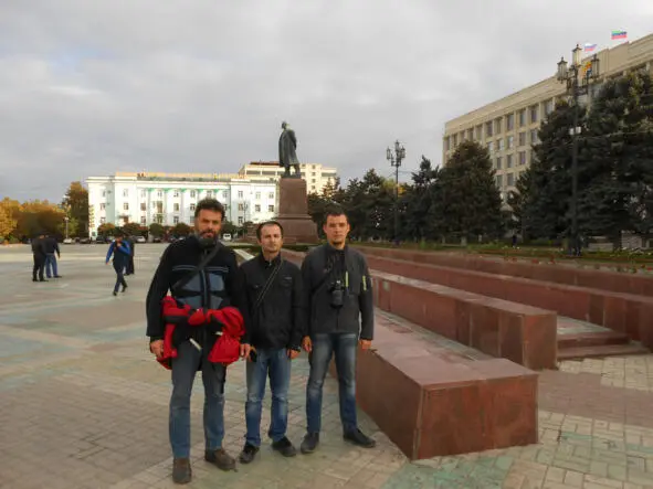 На главной площади Махачкалы вместе с Багдатом и Алексеем Кулешовым В тот раз - фото 15