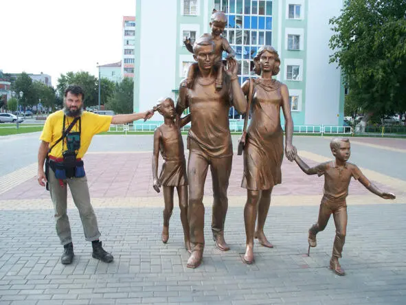 А Кротов и местная саранская скульптура Сам Саранск вполне пригодный для - фото 45