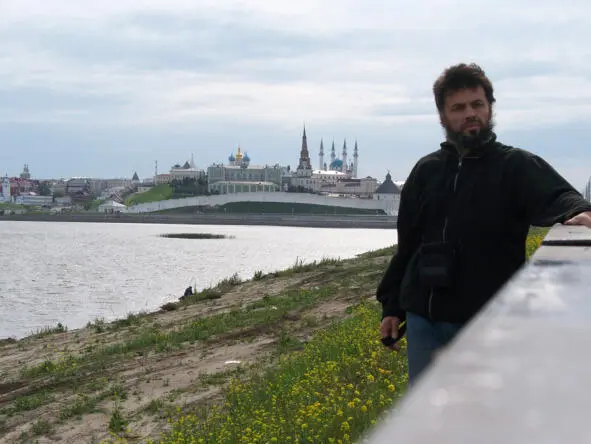 На фоне Казанского Кремля В последние годы я несколько раз приезжал в Казань с - фото 52