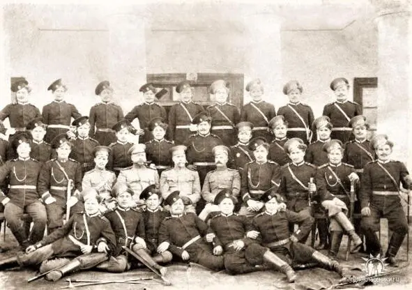Лучшие сыны тихого Дона 1904г Вахмистр Герасим Никишин стоит в центре у него - фото 63