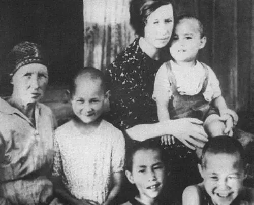 Анастасия Прокопьевна с детьми Михаилом Галиной Владимиром Александром на - фото 7