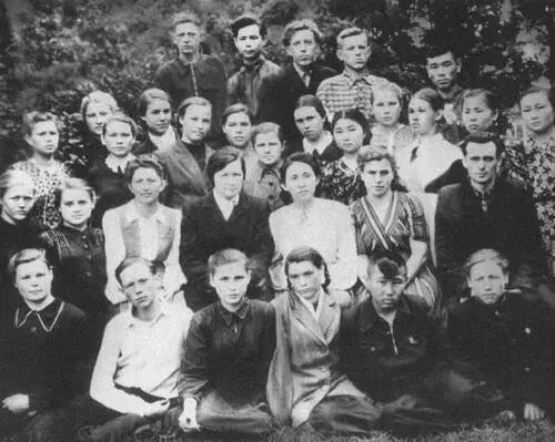 Школьная юность Саша второй слева в верхнем ряду В центре Анастасия - фото 11