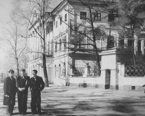 Александр и его однокурсники перед зданием Иркутского университета Первая - фото 13