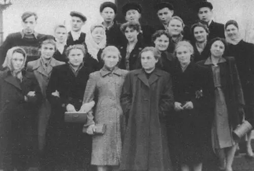 Первая фотография учебной группы студентовфилологов Вампилов второй справа - фото 14