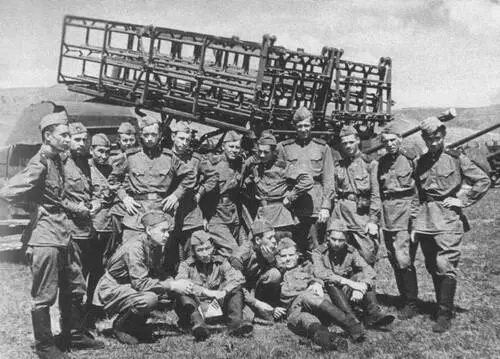 На военных сборах А Вампилов стоит первый справа 1959 г Страда на - фото 17
