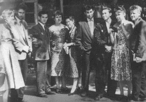 В день выпуска из университета Вампилов четвертый справа Лето 1960 г - фото 25