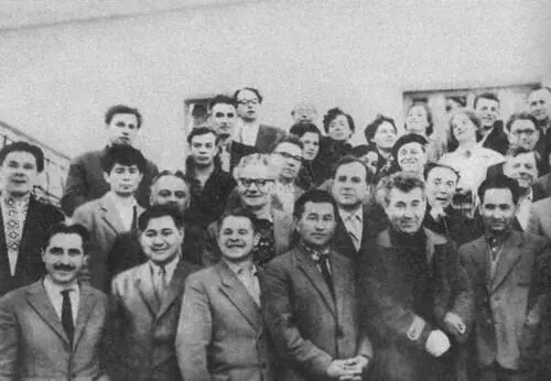 Семинар драматургов в Ялте А Вампилов второй слева во втором ряду 1963 г - фото 33