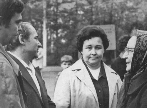В день пятидесятилетнего юбилея драматурга Справа мать Вампилова Анастасия - фото 47
