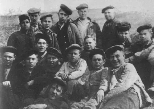Шукшиншкольник стоит третий слева среди односельчан в Сростках вспоминаю - фото 19