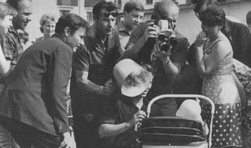 Режиссер и сценарист Василий Шукшин слева на переднем плане снимает фильм - фото 41