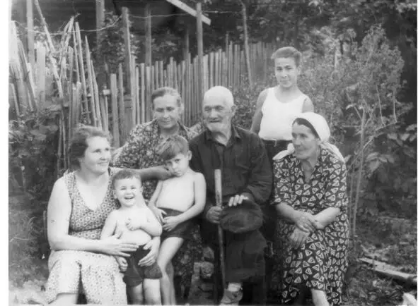 Джамбул Слева я мама брат Костя и бабушка справа родственники Родители - фото 3