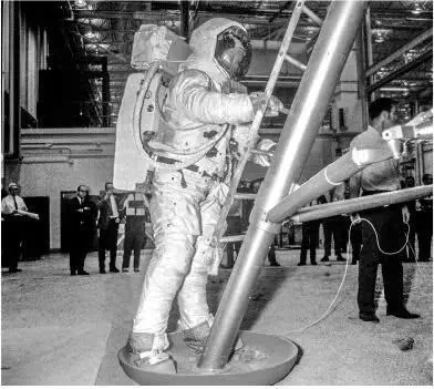 Нил Армстронг на тренировке в 1969 году NASA При желании можно было бы собрать - фото 16