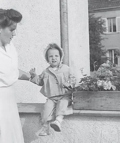 1948 Ich sitze auf dem Balkon unseres Hauses in Amberg Meine Nanny Anni Simon - фото 3