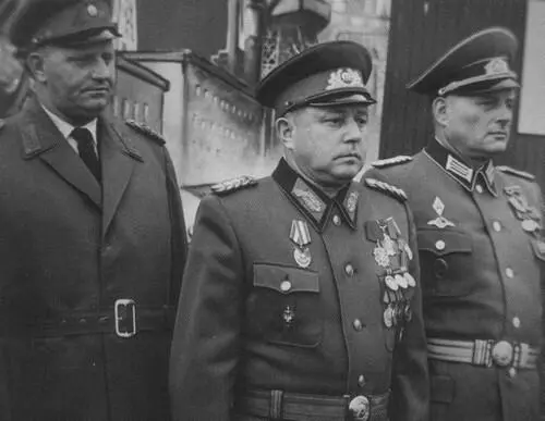 Министр госбезопасности ГДР Эрих Мильке был настоящий служака Он любил - фото 15